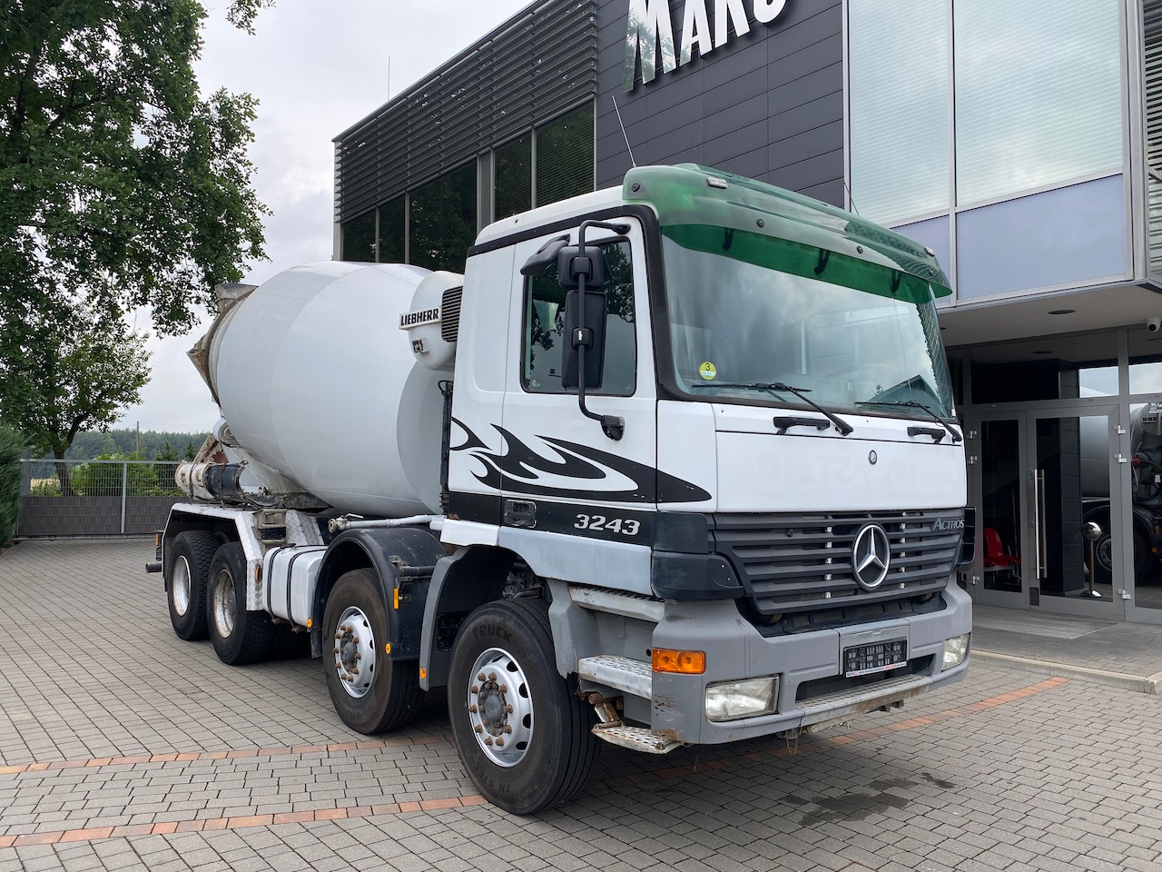Mercedes Benz Actros 3243 8×4 Liebherr 9m3